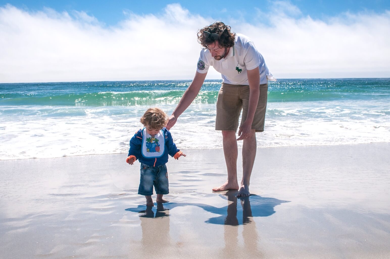 expat-insurance-family-walk-on-beach